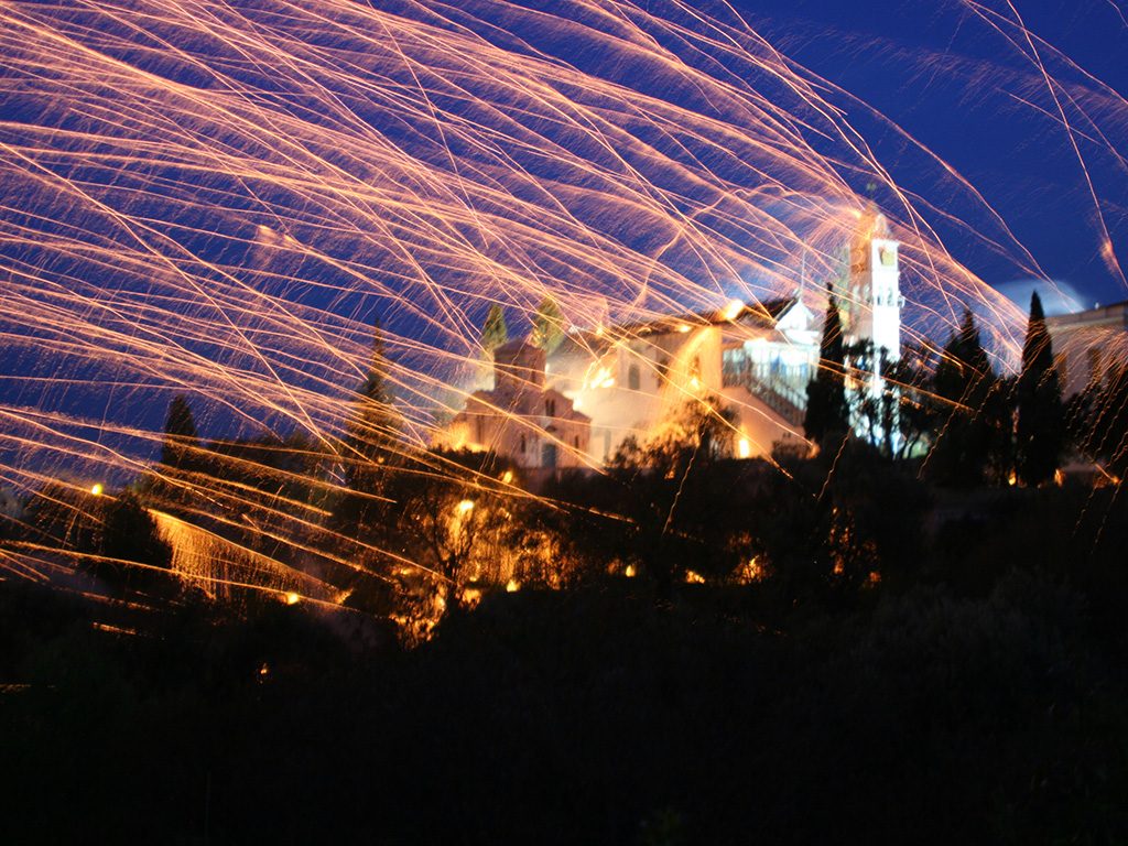 The &#8220;explosive&#8221; Easter in Chios, the island of mastic